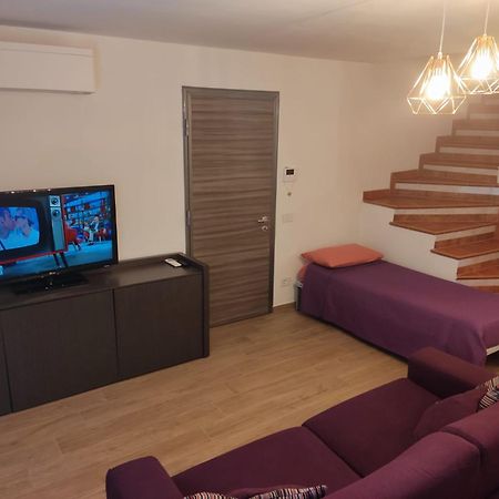 Villa Vita - Monolocale Con Giardino อาชิเลีย ภายนอก รูปภาพ